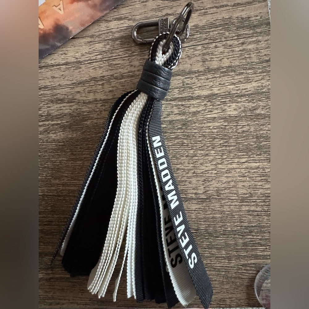 Steve Madden Keychain - Picture 2 of 2